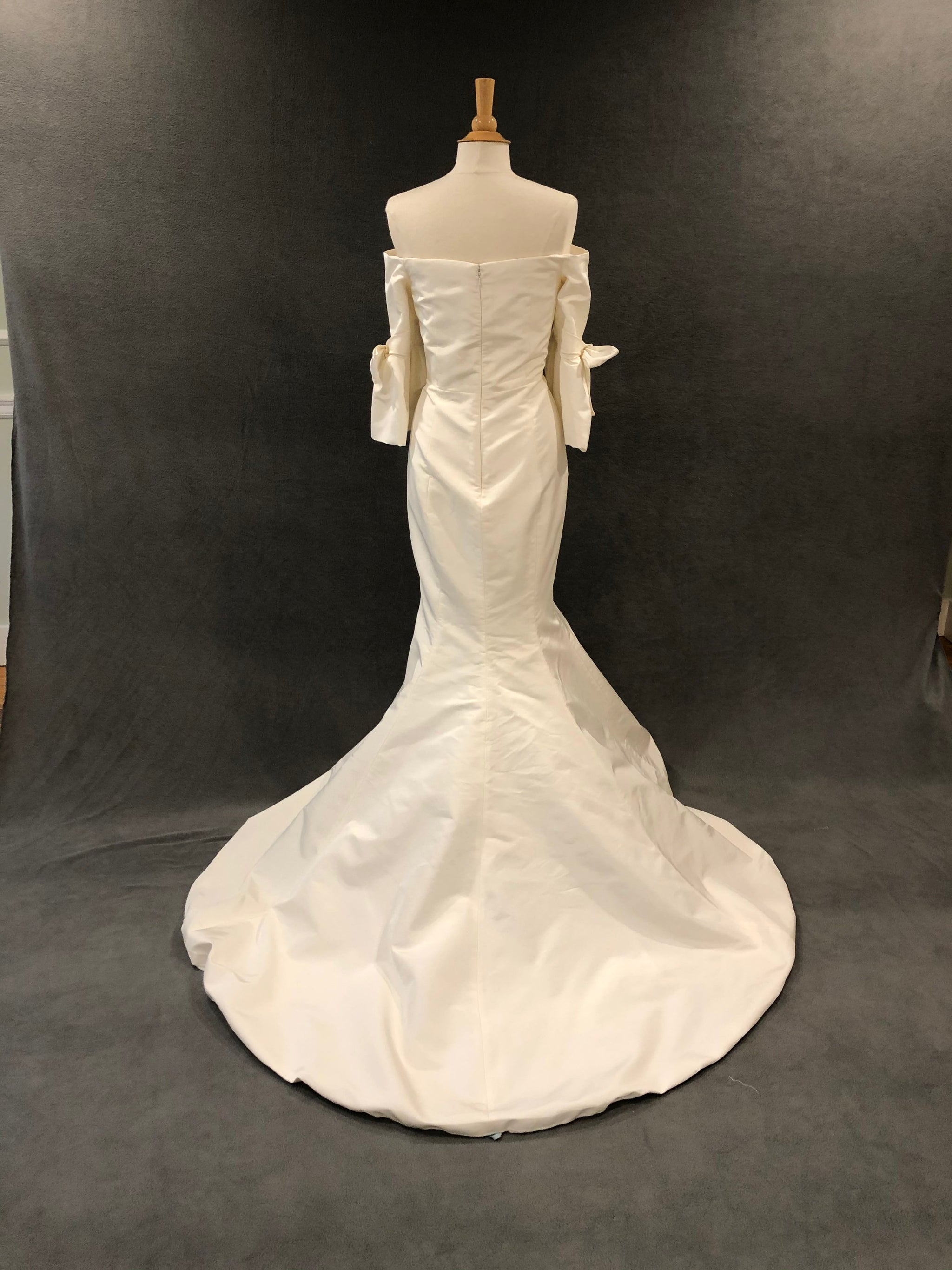 carolina herrera off the shoulder wedding dress CAROLINA HERRERA 6 (10) Ivory Silk Chiffon OffShoulder Ruffled Wedding Dress NEW